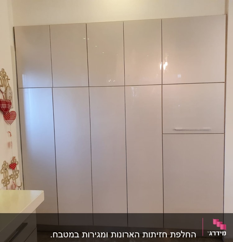 ארונות מטבח לבנים עם ידיות כסופות
